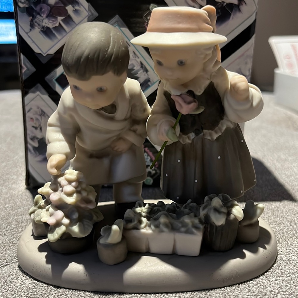 Figurine ( pretty as a picture)